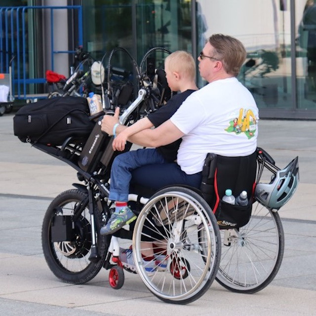 vollbesetztes Handybike in Wolfsbrug