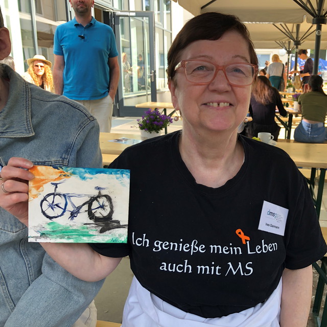 Ines präsentiert ein enkaustisches Fahrradbild