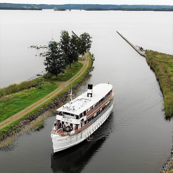 MS Juno an der Schleuse Tatorp