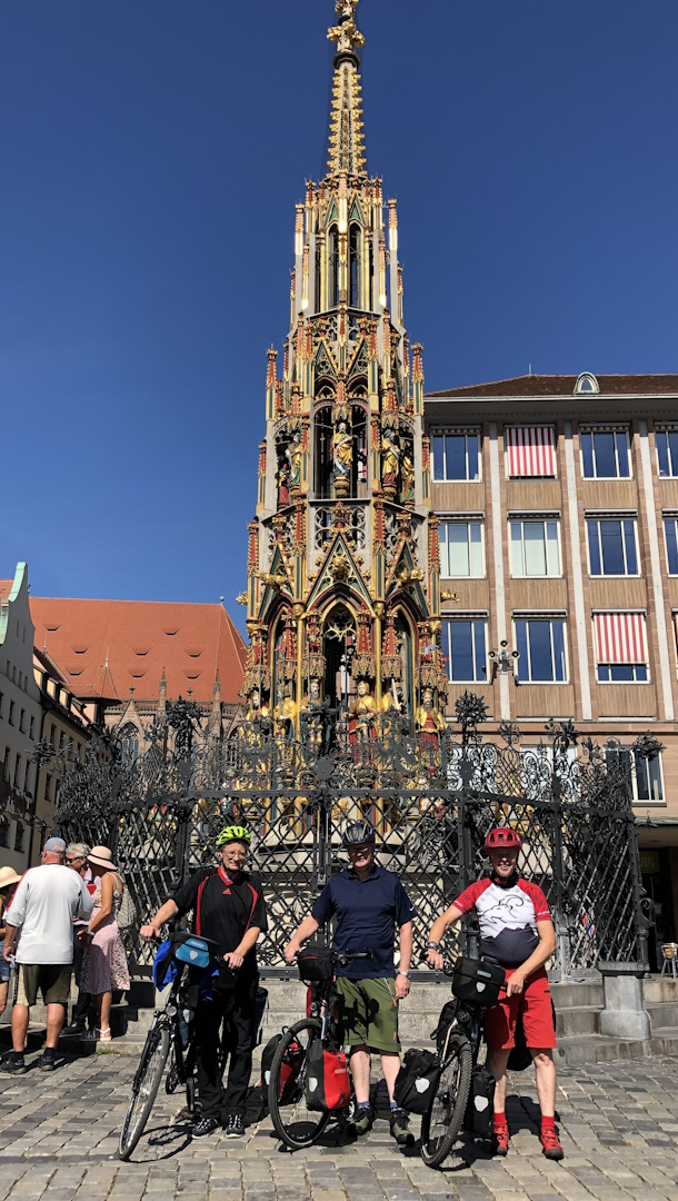 Schöner Brunnen Nürnberg mit Radabenteurern
